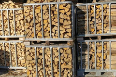 Leña de 40 cm en caja de hierro